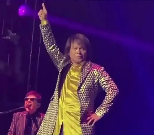 伍佰演唱會(huì)麥克風(fēng)都不拿了？伍佰名字打分，解析