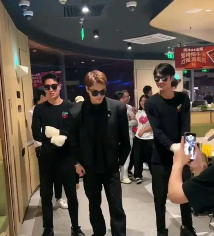 朱梓驍海底撈跳“科目三”，朱梓驍名字打分，解析