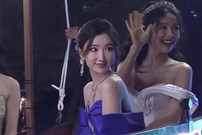 毛曉彤GQ紅毯引熱議鼻子似整容，毛曉彤名字打分，解析