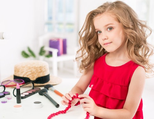 女孩起名：含吉祥寓意女寶寶名字，快為女孩挑！