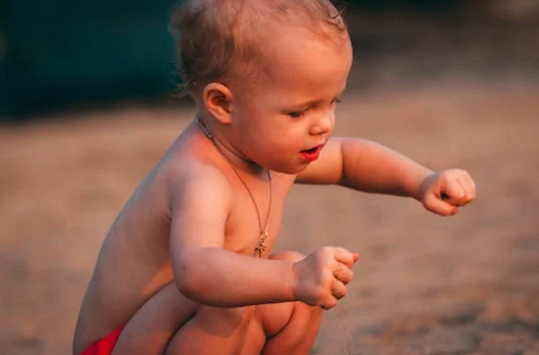 屬蛇寶寶取名，蛇寶寶取名攜王帶水富的流油!