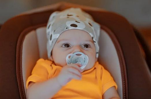 帶火字旁和金字旁的女孩名字有哪些？